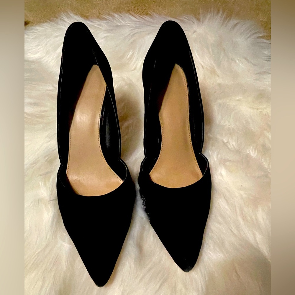 Stunning black pumps